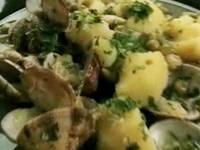 Картофель с моллюсками и горошком