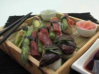 Суши с овощами и ветчиной